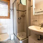 Haus Lotus, Moosfluhbahn 公寓