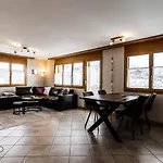 Haus Lotus, Moosfluhbahn 公寓